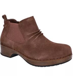 Brown Suede Boots BRAND NEW NON SLIP HEEL AND SOLE
